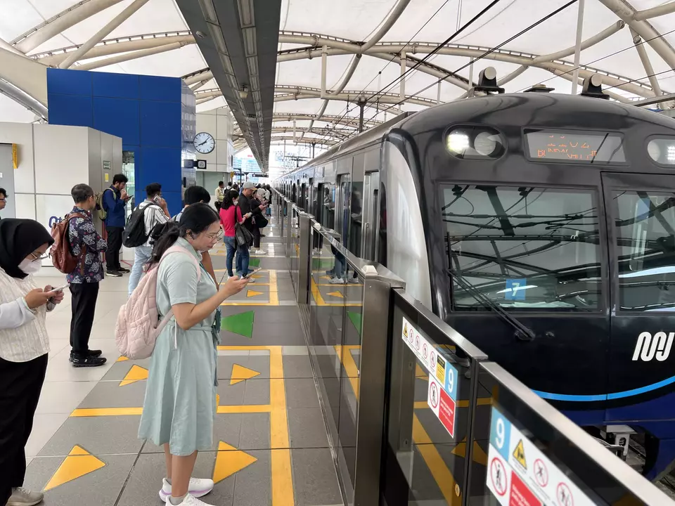 Penumpang menunggu MRT di stasiun Fatmawati, Jakarta. Investor Daily/David Gita Roza