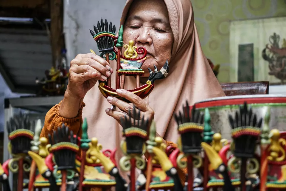 Perajin menyelesaikan pembuatan kerajinan getah nyatu di rumah produksi Getah Nyatu Pandji, Palangka Raya, Kalimantan Tengah, belum lama ini. (ANTARA FOTO/Auliya Rahman)