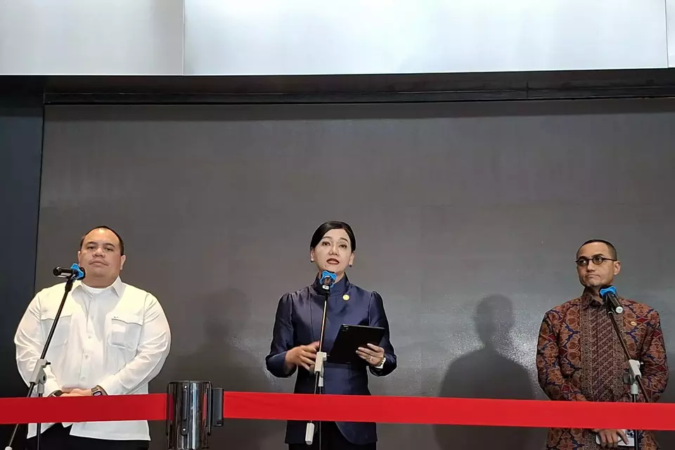 Pejabat Sementara (Pjs) Otoritas Jasa Keuangan (OJK), Friderica Widyasari Dewi dalam konferensi pers di Gedung Bursa Efek Indonesia (BEI), Jakarta, pada Senin (2/2/2026). (B-Universe Photo/Maria Gabrielle Putrinda)