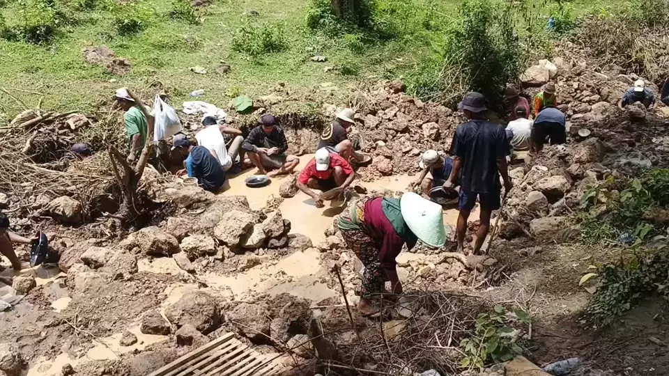 Tingginya harga emas memicu gelombang warga dari berbagai daerah di Pulau Lombok untuk mendatangi aliran air di sela perbukitan Desa Serage, Kecamatan Praya Barat Daya, Kabupaten Lombok Tengah, Nusa Tenggara Barat (NTB). (B-Universe/M. Awaludin)