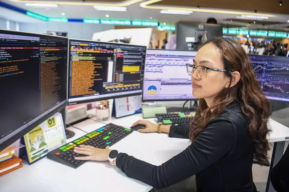 INCO, ANTM, TINS, GGRM, UNVR, dan TLKM menjadi menu saham pilihan untuk perdagangan Senin (2/3/2026). (ANTARA FOTO/Muhammad Adimaja/wsj.)