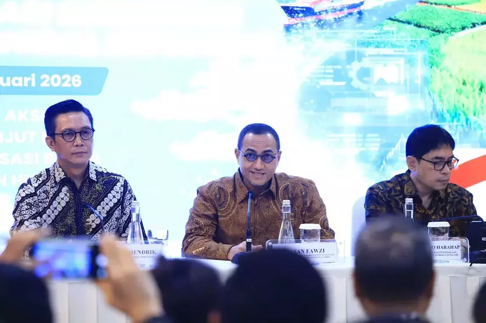 Pjs. Kepala Eksekutif Pengawas Pasar Modal, Keuangan Derivatif, dan Bursa Karbon OJK, Hasan Fawzi (tengah) dalam konferensi pers di Gedung BEI, Senin (9/2/2026). (Dok. OJK)