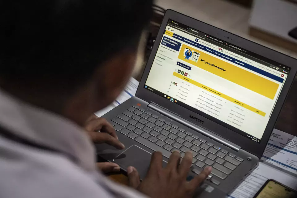 Wajib pajak melakukan pelaporan SPT Tahunan secara mandiri melalui sistem Coretax dalam kegiatan layanan jemput bola di Kantor Kecamatan Semarang Tengah, Semarang, Jawa Tengah, Rabu (11/2/2026). (ANTARA FOTO/Aprillio Akbar)