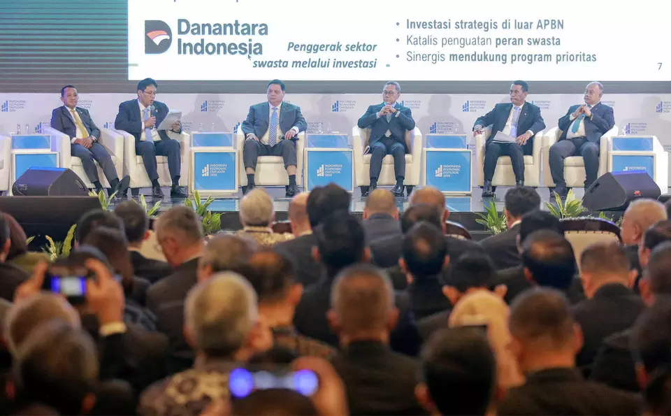 Sejumlah Menteri kabinet merah putih, di antaranya (kiri ke kanan) Menteri Energi dan Sumber Daya Mineral Bahlil Lahadalia, Menteri Keuangan Purbaya Yudhi Sadewa, Menko Perekonomian Airlangga Hartarto, Menko Bidang Pangan Zulkifli Hasan, Menteri Pertanian Andi Amran Sulaiman, dan Kepala Badan Gizi Nasional (BGN) Dadan Hindayana (kanan), menjadi pembicara dalam Indonesia Economic Outlook 2026 di Wisma Danantara, Jakarta, Jumat (13/2/2026). (B-Universe Photo/Joanito De Saojoao)