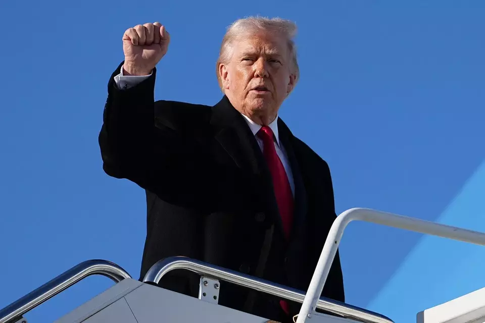 Presiden AS Donald Trump memberi isyarat saat menaiki Air Force One di Pope Army Airfield, Fort Bragg, N.C pada Jumat (13/2/2026) dalam perjalanan menuju Palm Beach, AS. (Foto: AP/ Matt Rourke)
