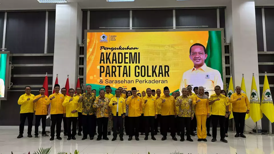 Ketum Partai Golkar Bahlil Lahadalia dan jajaran pengurus Partai Golkar usai pengukuhan Akademi Partai Golkar, Jumat (13/2/2026)