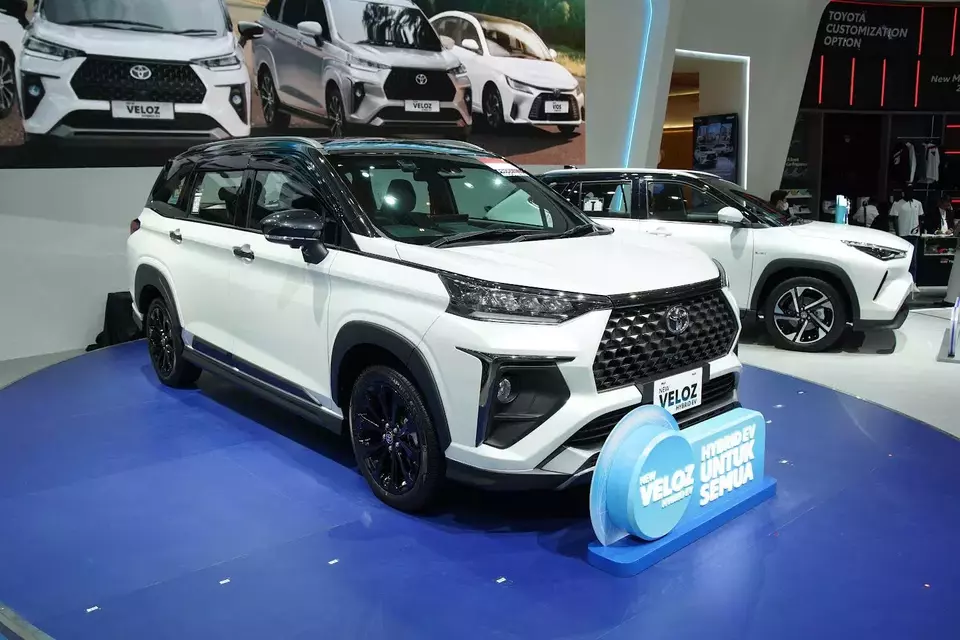 PT Toyota-Astra Motor (TAM) resmi meluncurkan New Veloz Hybrid EV di ajang IIMS 2026.