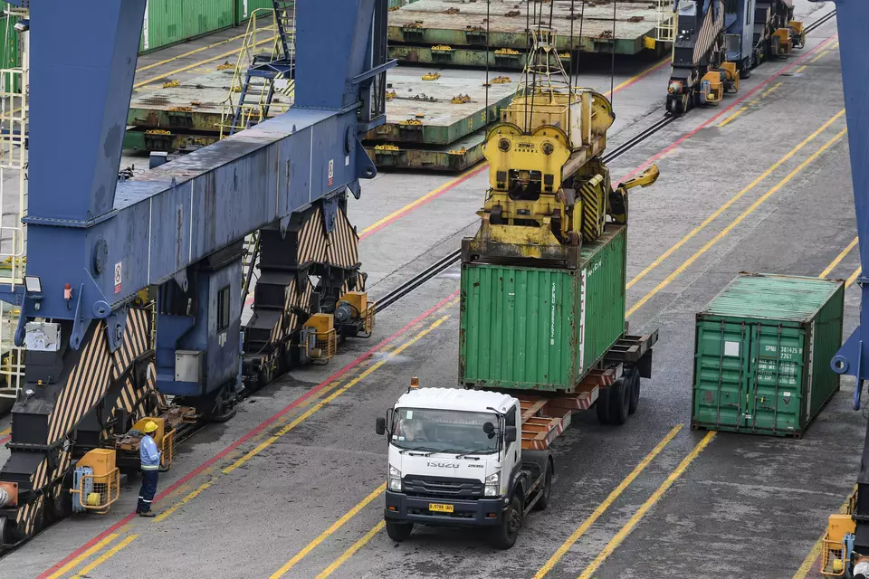 Pekerja melakukan aktivitas bongkar muat peti kemas di Pelabuhan Tanjung Priok, Jakarta, belum lama ini. (ANTARA FOTO/Muhammad Adimaja)