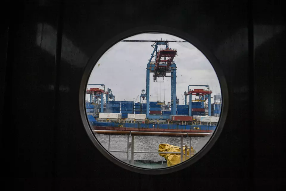 Pekerja melakukan aktivitas bongkar muat peti kemas di Pelabuhan Tanjung Priok, Jakarta, belum lama ini. (ANTARA FOTO/Muhammad Adimaja)
