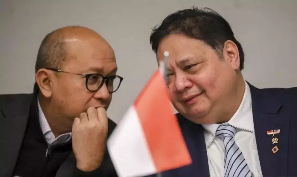 Menteri Koordinator Bidang Perekonomian Indonesia Airlangga Hartarto (kanan) berbincang dengan Menteri Investasi dan Hilir Industri Rosan Roeslani. (Foto: ANTARA FOTO/Hafidz Mubarak A/nym)