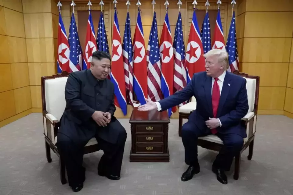 Presiden Amerika Serikat (AS) Donald Trump bertemu                                                                                                                                                                                                                                                                                                                                                                                                                                                                                                                                                                                                                                                                                                                                                                                                                                                                                                                                                                                                                                                                                                                                                                                                                                                                                                                                                                                                                                                                                                                                                                                                                                                                                                                                                                                                                                                                                                                                                                                                                    dengan pemimpin Korea                                                                                                                                                                                       Utar                                                    a (Korut) Kim Jong Un  di zona                                                                                                                                                                                   de        militerisasi yang memisahk Korea, di Panmunjom, Korea Selatan, Minggu (30/6/2019). (Foto: Antara)