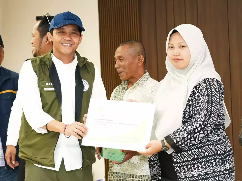 Menhut Raha Juli Antoni membagikan SK Perhutanan Sosial kepada 4 Kelompok Tani Hutan (KTH) untuk 140 KK di IKN, Kalimantan Timur, Sabtu (28/2/2026). Foto: Yustinus Patris Paat
