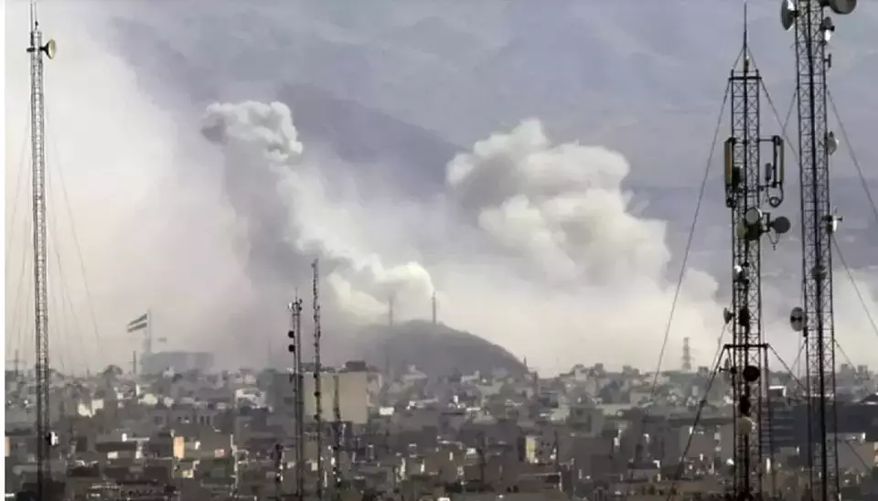 Asap membumbung ke udara setelah Israel dan Amerika Serikat melancarkan serangan gabungan terhadap Iran, Sabtu (28/2/2026). ANTARA/Anadolu/py/am.