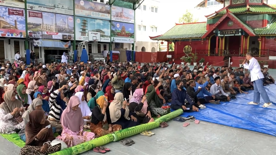 Antrian warga untuk menerima zakat mal di Masjid Cheng Hoo Surabaya, Minggu (1/3/2026). 