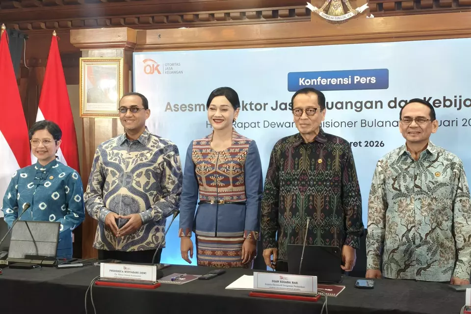 Pejabat Sementara (Pjs) Ketua sekaligus Wakil Ketua OJK, Friderica Widyasari Dewi (tengah) bersama Anggota Dewan Komisioner lainnya, dalam konferensi pers hasil RDKB Bulan Februari 2026 di Jakarta, Selasa (3/3/2026). (B-Universe Photo/Akmalal Hamdhi)
