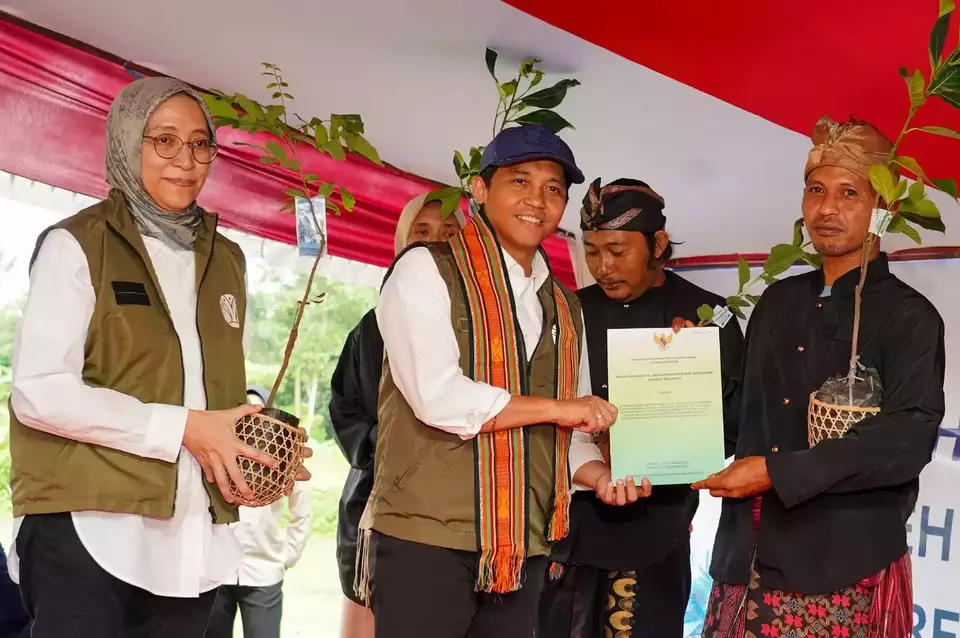 Menhut Raja Juli Antoni menyerahkan SK Perhutanan Sosial kepada 6 Kelompok Tani Hutan (KTH) di Pulau Lombok, Nusa Tenggara Barat, Sabtu (7/3/2026).