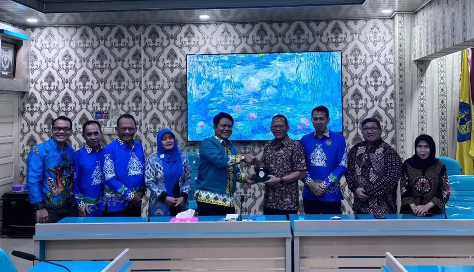 Asosiasi Pengusaha Hutan Indonesia (APHI) memperkuat sinergi dengan Fakultas Pertanian Universitas Lampung (Unila) untuk mendorong percepatan pengembangan Multiusaha Kehutanan (MUK) di Provinsi Lampung. Komitmen itu  mengemuka dalam pertemuan antara Ketua Umum APHI Soewarso dan Dekan Fakultas Pertanian Unila Kuswanta Futas Hidayat di Bandar Lampung pada 5 Maret 2026. (Foto : Istimewa)