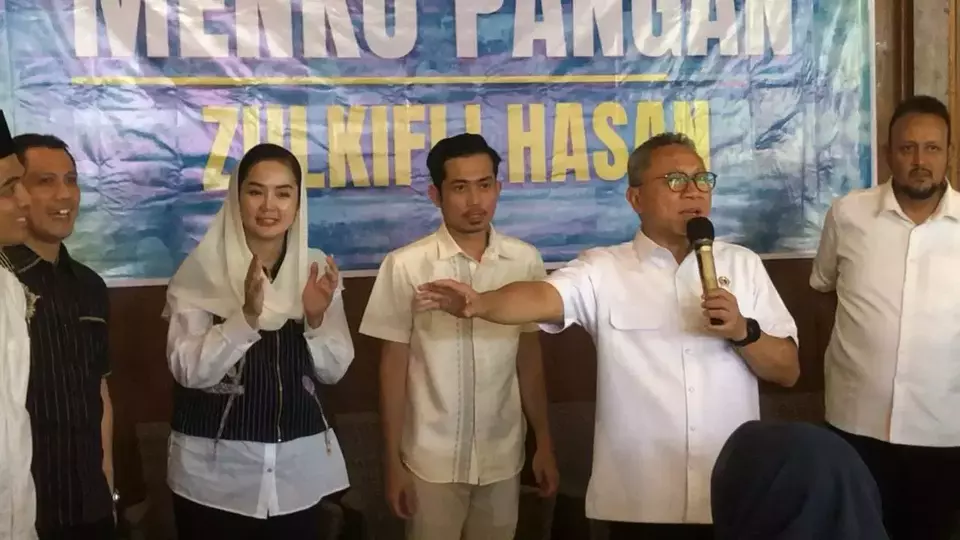 Menko Pangan Zulkifli Hasan saat melakukan kunjungan kerja di Cafe Reinz & Resto, Kabupaten Demak, Jawa Tengah, Senin (9/3/2026).

