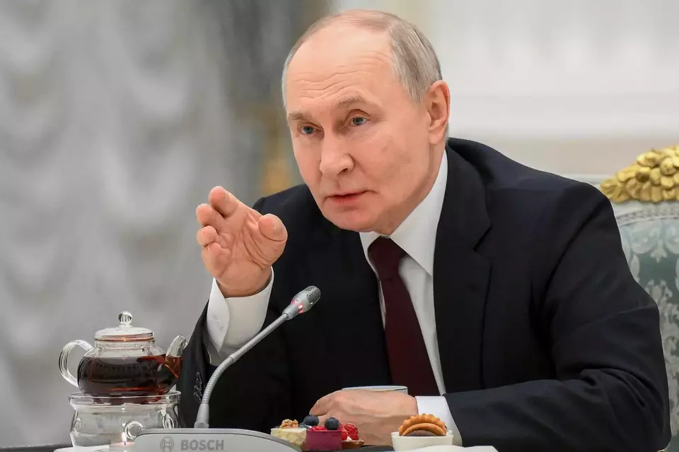 Presiden Rusia Vladimir Putin berbicara kepada para wanita yang mewakili berbagai bidang profesional untuk mengucapkan selamat kepada mereka atas Hari Perempuan Internasional yang akan datang di Kremlin, Moskow, Kamis (5/3/2026). (Foto: Pelagiya Tikhonova/Sputnik, Kremlin Pool via AP)