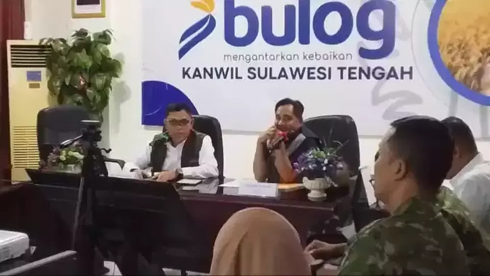 Wakil Direktur Utama Perum Bulog, Mayjen TNI (Purn) Dr. Marga Taufiq saat rapat koordinasi percepatan penyerapan gabah petani dan stabilitas harga pangan yang digelar Bulog bersama unsur Forum Koordinasi Pimpinan Daerah (Forkopimda) Sulawesi Tengah.