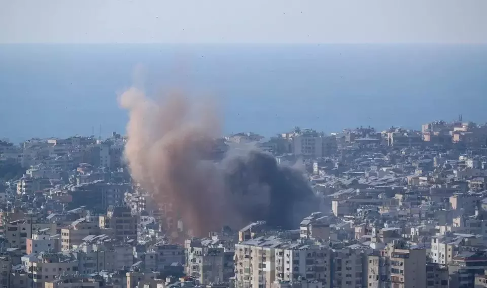 Asap membubung pasca-serangan udara Israel di pinggiran selatan Beirut, Lebanon, Selasa (10/3/2026). (Foto: ANTARA FOTO/Xinhua/Bilal Jawich/bar)
