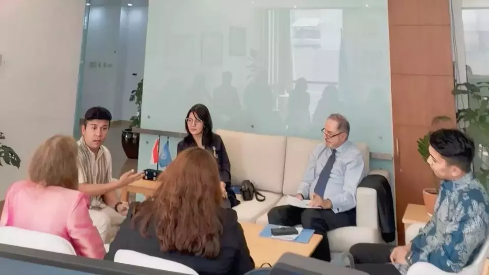 Ekonom dan peneliti kebijakan publik asal Papua, Billy Mambrasar, memaparkan gagasan pembangunan berbasis ekonomi inklusif bagi Papua dalam pertemuan dengan pimpinan Perserikatan Bangsa-Bangsa di kantor United Nations, Jakarta.
Sumber; Ist