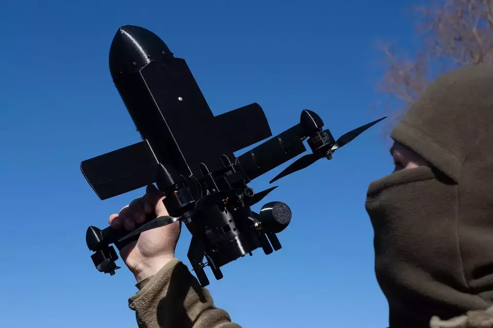 Seorang instruktur dari perusahaan Ukraina General Cherry mendemonstrasikan pengoperasian pesawat nirawak pencegat anti-pesawat yang dirancang untuk menghancurkan pesawat nirawak serang Rusia di wilayah Kyiv, Rabu (11/3/2026). (Foto: AP/ Efrem Lukatsky)