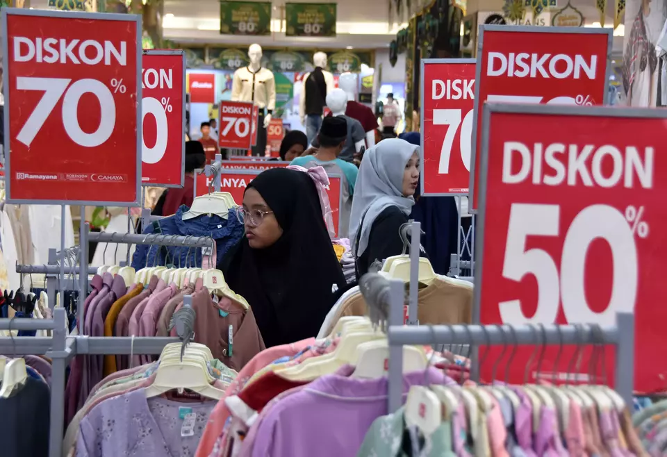 Sejumlah warga berbelanja pakaian untuk kebutuhan Lebaran di salah satu pusat perbelanjaan di Kota Bogor, Jawa Barat, Minggu (15/3/2026). (ANTARA FOTO/Arif Firmansyah)