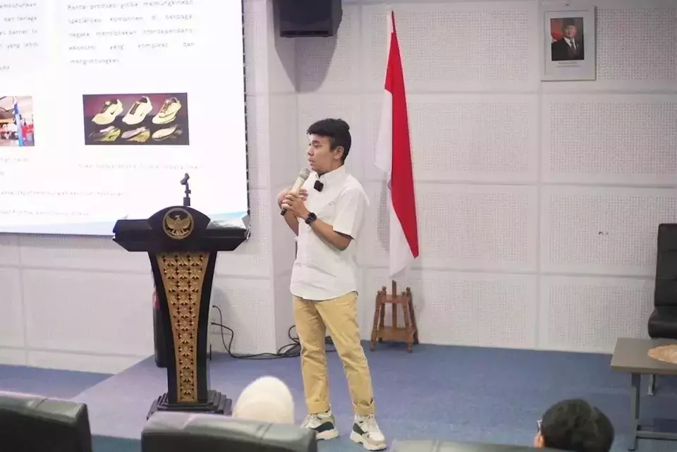 Peneliti ekonomi Billy Mambrasar saat menyampaikan kuliah tamu di Politeknik Negeri Batam.
Sumber; Ist