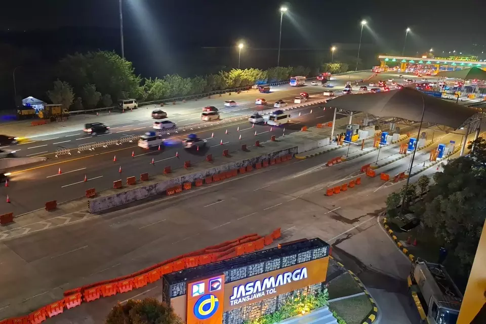 Dua jalur contraflow dari KM 55 Hingga KM 70 Tol Jakarta Cikampek,  GT Cikampek Utama, Rabu (18/3/2026) malam. (B-Universe Photo/Andi Maulana)