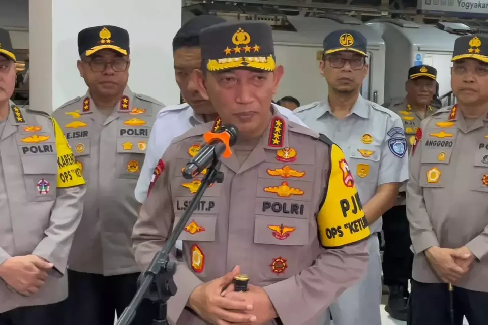 Kapolri Jenderal Listyo Sigit Prabowo di sela meninjau kesiapan layanan di Stasiun Tugu Yogyakarta, didampingi Gubernur DIY Sri Sultan Hamengkubuwana X, Rabu (18/3/2026). (B-Universe Photo/Olena Wibisana)