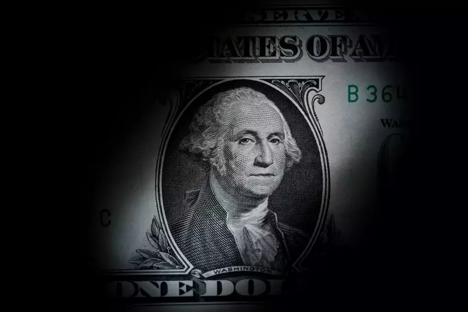 Gambar George Washington terlihat pada uang kertas satu dolar AS. (Foto: AP/Matt Slocum)