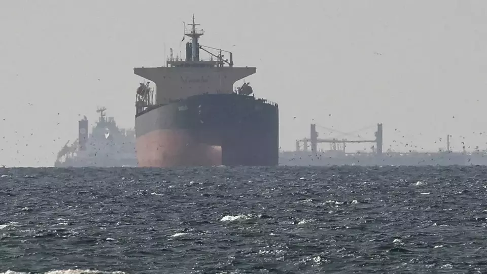 Kapal tanker berlayar di Teluk, dekat Selat Hormuz, seperti yang terlihat dari bagian utara Ras al-Khaimah, dekat perbatasan dengan pemerintahan Musandam di Oman, saat konflik AS-Israel dengan Iran, di Uni Emirat Arab pada 11 Maret 2026. (Foto: Stringer)