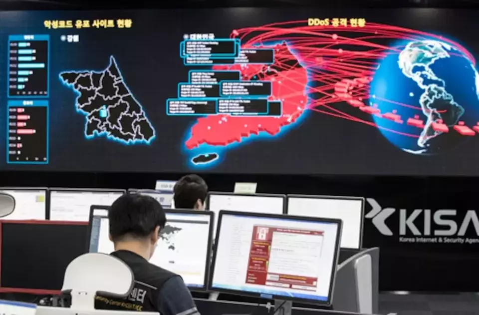 Para karyawan mengamati papan elektronik yang memantau kemungkinan serangan siber ransomware di Badan Keamanan Internet Korea di Seoul. (Foto: YUN GON-JIN/YONHAP/ASSOCIATED PRESS)