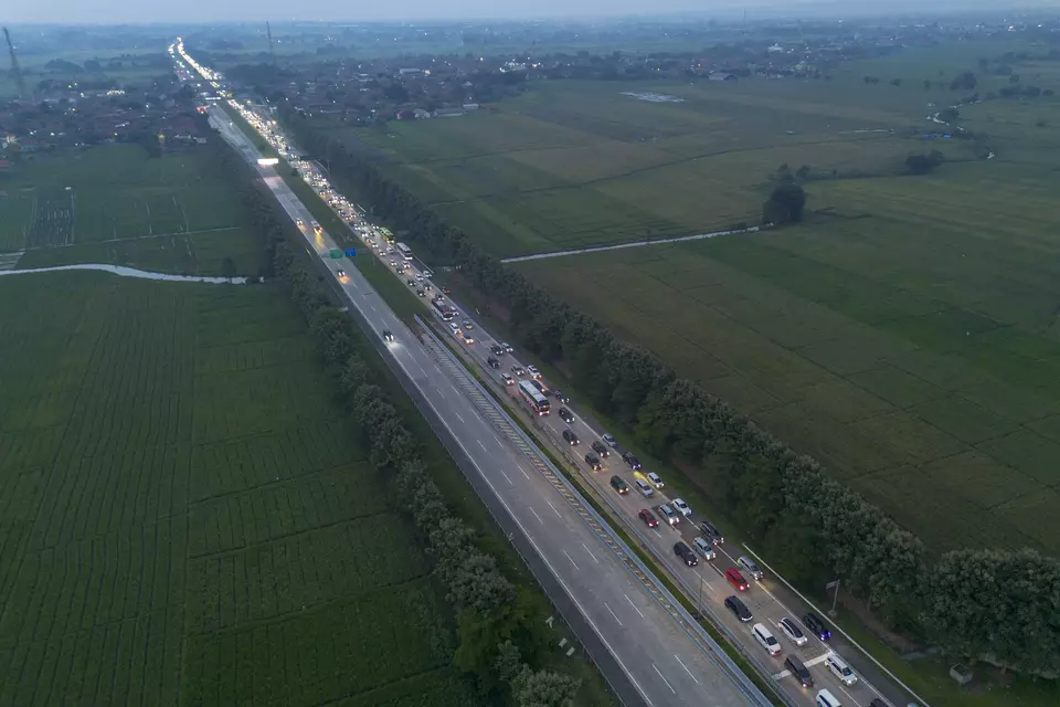 Foto udara sejumlah kendaraan melintas tol Cipali saat penerapan skema one way arus balik di Palimanan, Cirebon, Jawa Barat, Senin (23/3/2026). (ANTARA FOTO/Dedi Suwidiantoro)