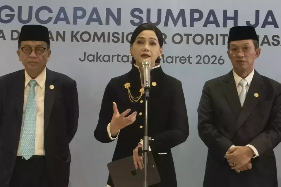 Ketua Dewan Komisioner Otoritas Jasa Keuangan (OJK) periode 2026-2031 yang baru saja dilantik, Friderica Widyasari Dewi (tengah), saat menyampaikan keterangan pers di Gedung Mahkamah Agung (MA), Rabu (25/3/2026). (B-Universe Photo/Akmalal Hamdhi)