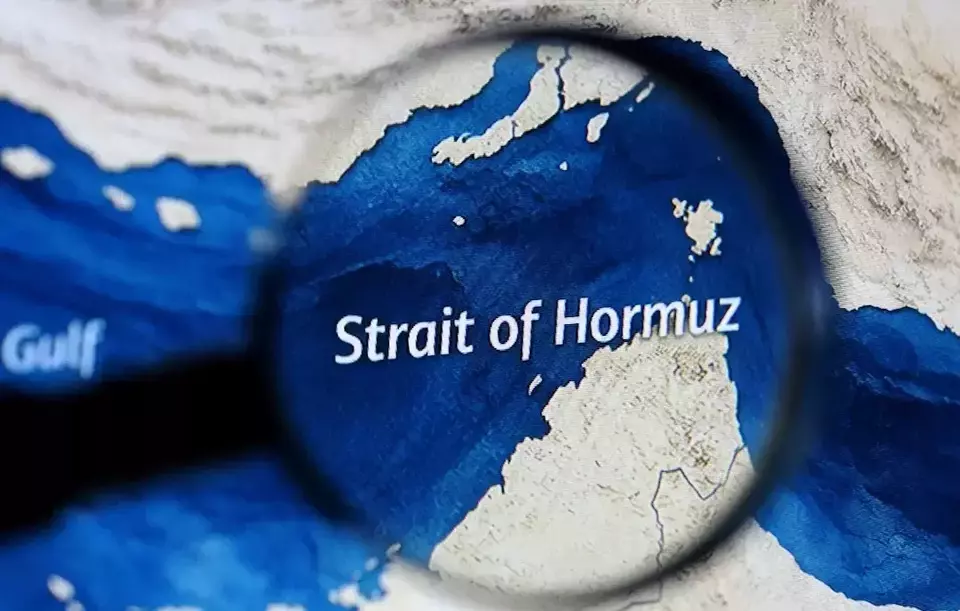Iran susun aturan tarif Selat Hormuz hingga US$ 2 juta per kapal. Harga minyak dunia melonjak ke US$ 114 per barel akibat konflik ini.