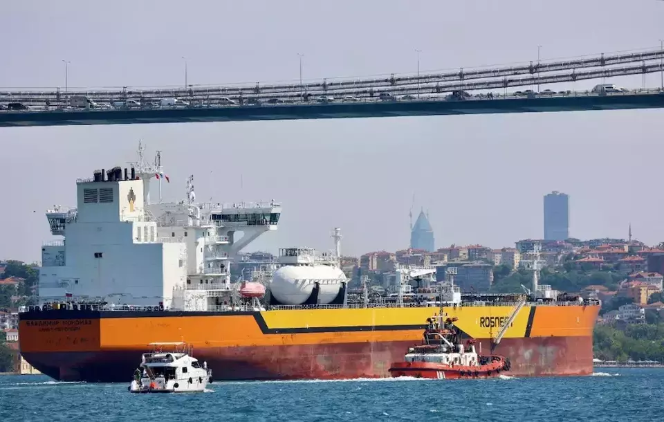 Kapal tanker minyak mentah berbendera Rusia milik Rosneft, Vladimir Monomakh, melintasi Selat Bosporus di Istanbul, Turki.