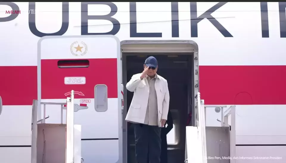 Prabowo Subianto memberikan hormat sebelum masuk ke pesawat kepresidenan. 