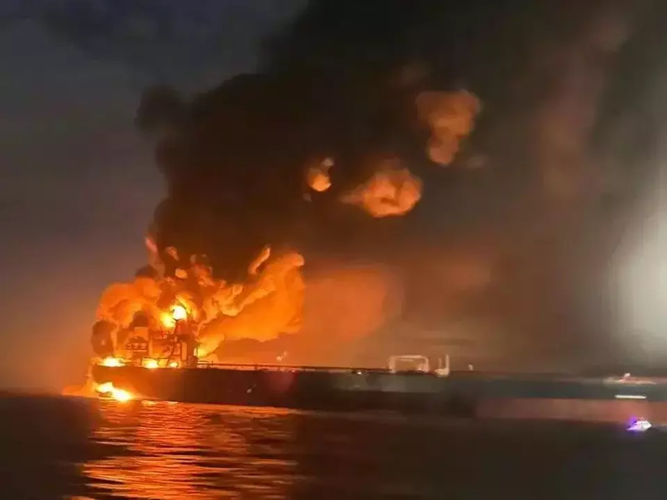 Iran menyerang kapal tanker minyak mentah berbendera Kuwait di lepas pantai Dubai. (Foto: EPA)