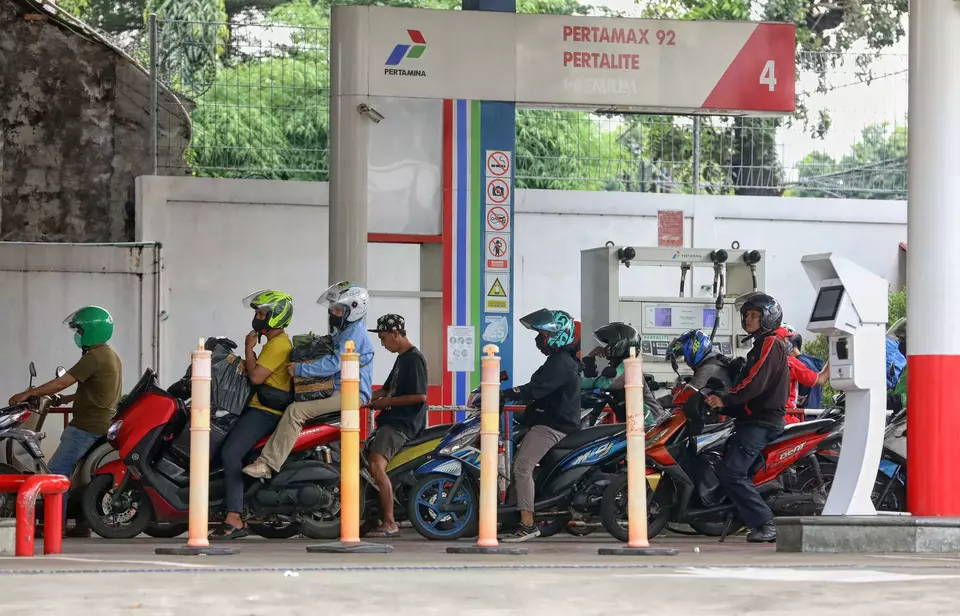 Pengendara sepeda motor mengisi bahan bakar minyak (BBM) di SPBU kawasan Jakarta Timur, Selasa (31/3/2026). (Berita Satu Photo/Joanito De Saojoao)