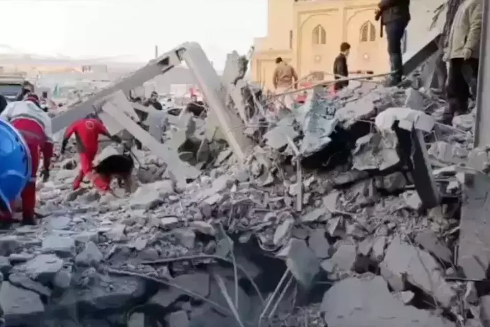 Para anggota Palang Merah Iran bekerja di lokasi serangan AS-Israel dekat sebuah masjid di Zanjan, Iran. (Foto: Iranian Red Crescent Society)
