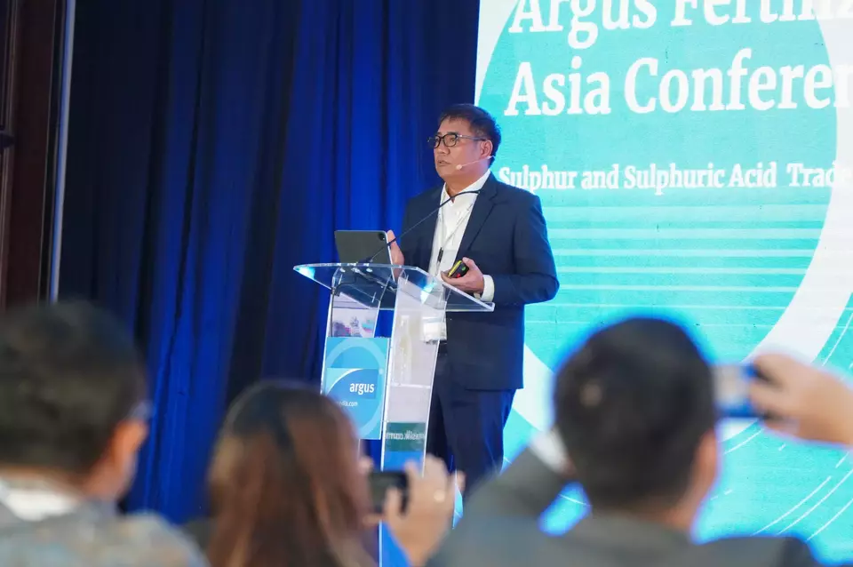 Direktur Utama Petrokimia Gresik, Daconi Khotob saat menjadi pembicara dalam konferensi internasional Argus Fertilizer Asia Conference 2026 di Bali, Selasa (31/3/2026). (Foto Ist)