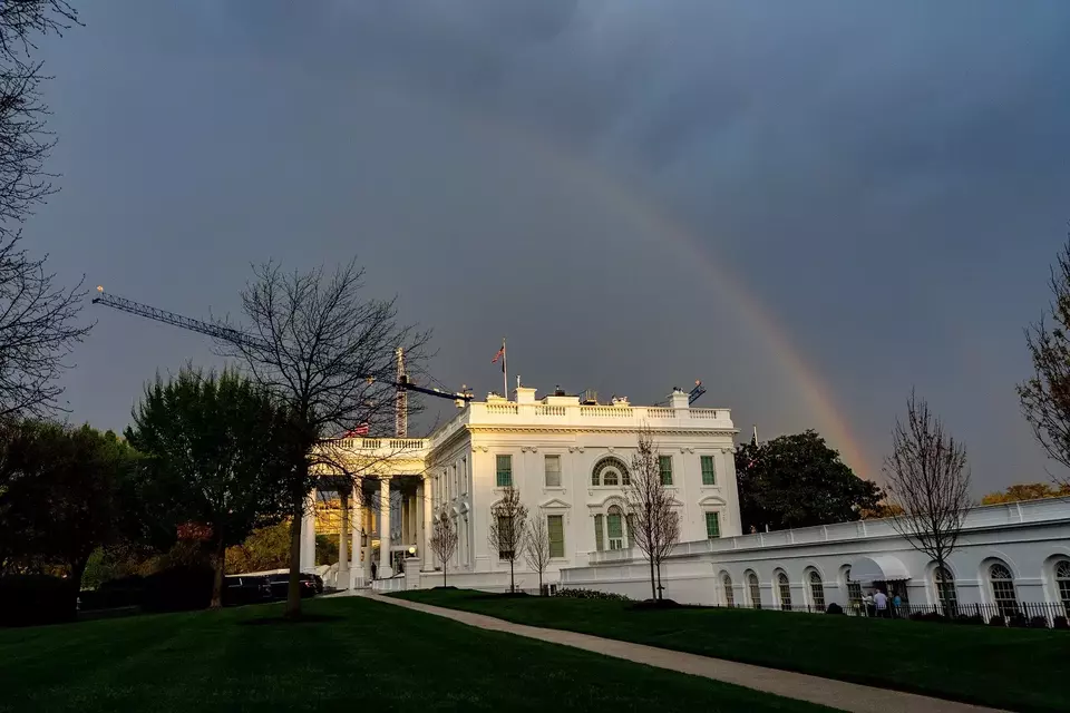 Pelangi terbentuk di atas Gedung Putih pada Rabu (1/3/2026) di Washington, AS. (Foto: AP/ Alex Brandon)