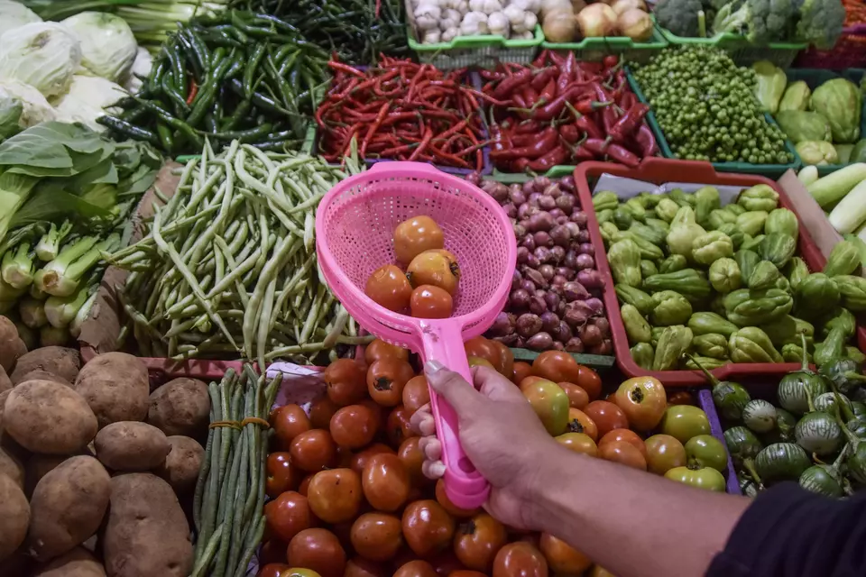 Pembeli memilah sayuran di Pasar Manis, Kabupaten Ciamis, Jawa Barat, belum lama ini. (ANTARA FOTO/Adeng Bustomi)