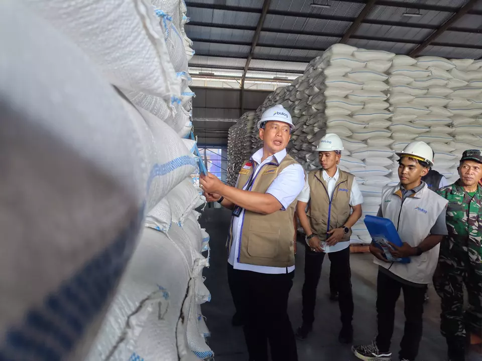 Dirut Bulog Ahmad Rizal Ramdhani saat meninjau gudang Bulog di Kecamatan Geneng, Kabupaten Ngawi. (Foto: Muhammad Miftakul Falakh)