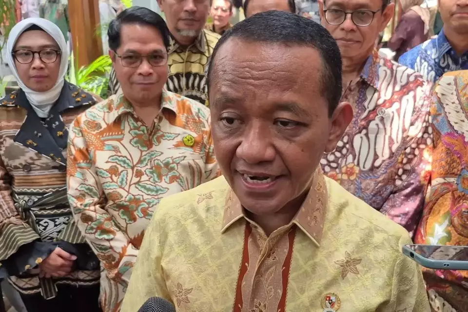Menteri Energi dan Sumber Daya Mineral (ESDM) Bahlil Lahadalia di Kantor Kementerian ESDM, Senin (6/4/2026). (B-Universe Photo/Bambang Ismoyo)