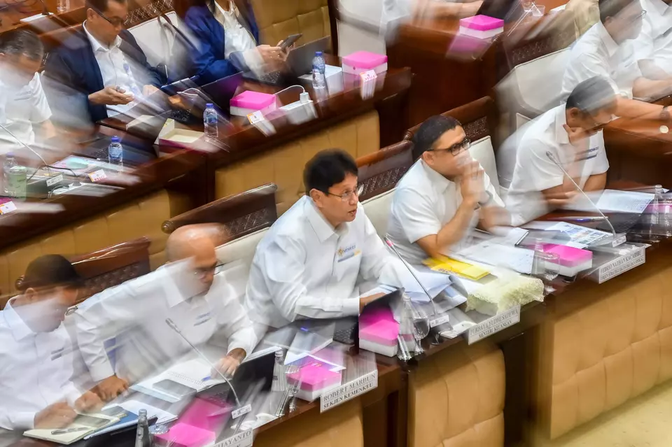 Menteri Keuangan Purbaya Yudhi Sadewa (tengah) memberikan paparan saat mengikuti rapat kerja bersama Komisi XI DPR di Kompleks Parlemen, Senayan, Jakarta, Senin (6/4/2026). (ANTARA FOTO/Rivan Awal Lingga)