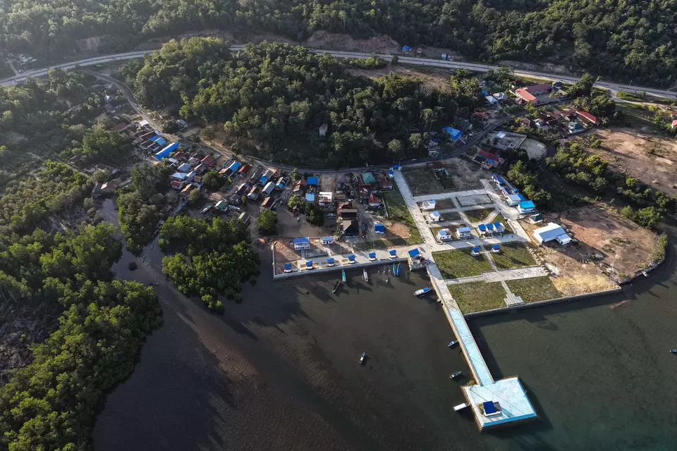 Foto udara deretan rumah nelayan di sekitar kawasan pembangunan Kampung Nelayan Merah Putih (KNMP) Desa Sorue Jaya, Kabupaten Konawe, Sulawesi Tenggara, Kamis (2/4/2026). (ANTARA FOTO/Andry Denisah)
