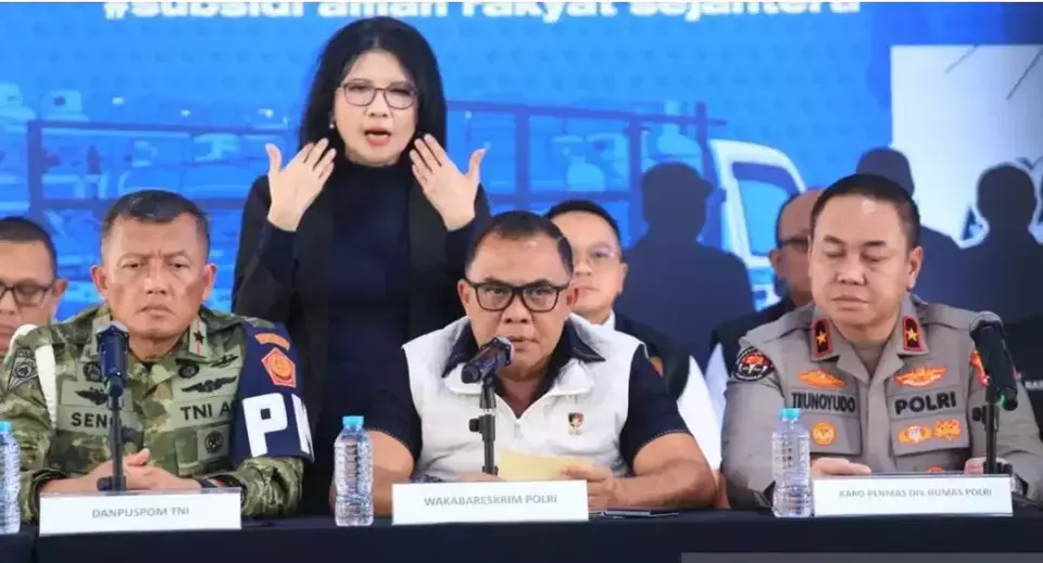 Wakil Kepala Bareskrim (Wakabareskrim) Polri Irjen Pol. Nunung Syaifuddin (tengah) berbicara dalam konferensi pers di Lapangan Bhayangkara Mabes Polri, Jakarta, Selasa (7/4/2026). ANTARA/HO-Divisi Humas Polri.